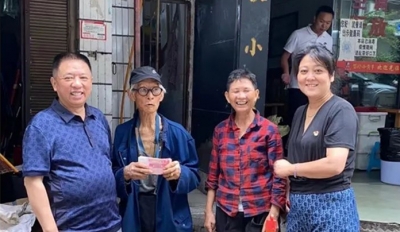 老房堆滿物品存安全隱患，老人卻舍不得丟 云巖區(qū)人大代表黃永毅：我們?nèi)I下來