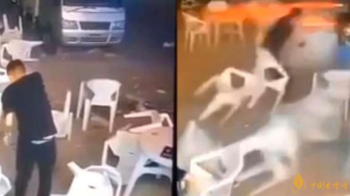 警方通報(bào)小車沖過(guò)夜市撞飛數(shù)人 這一幕太驚險(xiǎn)了！