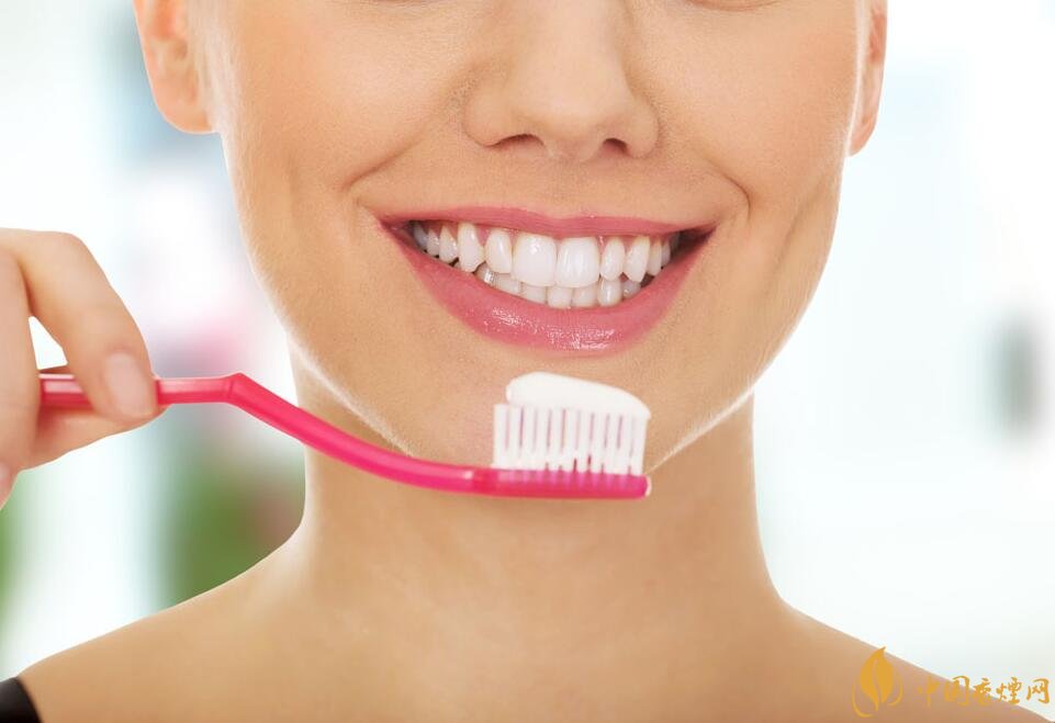 抽煙牙齒黃怎么變白，快速去除煙漬小妙招