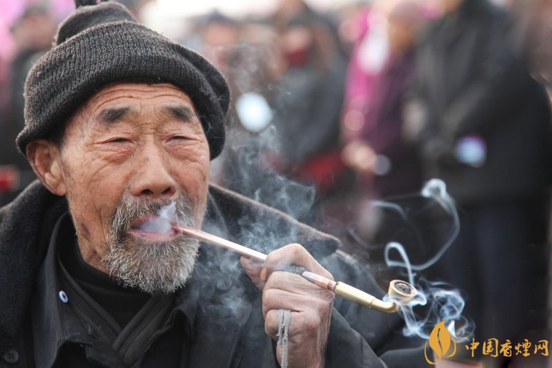 旱煙和煙卷哪個(gè)危害大，旱煙袋很有講究